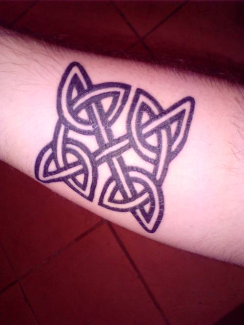 What is the historical significance of the Claddagh symbol in tattoos?