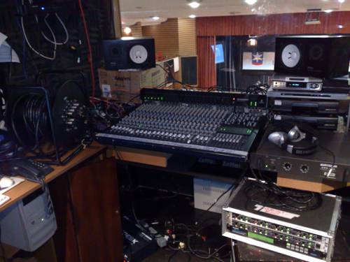 What is binaural audio, and how is it used in immersive theater?