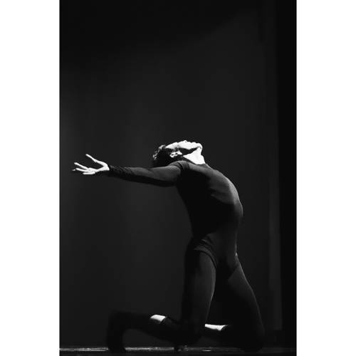 What are some famous contemporary dance pieces?