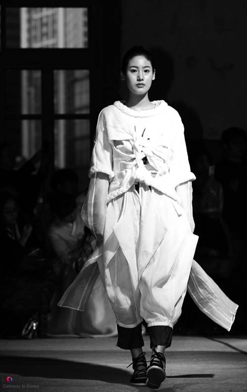 The Role of Fashion Shows in Cultural Narratives
